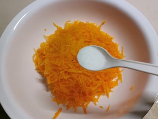 4、胡萝卜鸡蛋饼,按自己口味加入盐。