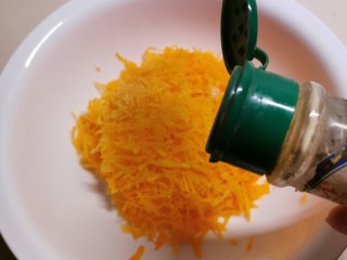 5、胡萝卜鸡蛋饼,加入胡椒粉。