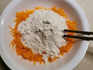 6、胡萝卜鸡蛋饼,放入面粉并添加适量清水拌匀。