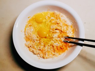 7、胡萝卜鸡蛋饼,敲入鸡蛋。
