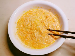 8、胡萝卜鸡蛋饼,再次搅拌均匀。