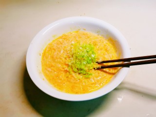 9、胡萝卜鸡蛋饼,放入葱碎拌匀。