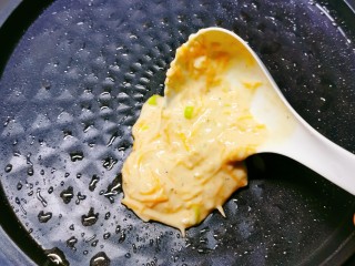 10、胡萝卜鸡蛋饼,煎烤机刷油,倒入适量胡萝卜鸡蛋糊。