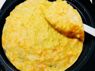 12、胡萝卜鸡蛋饼,一面定型后翻另一面。