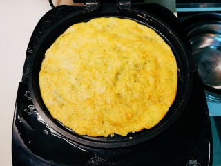 13、胡萝卜鸡蛋饼,两面成熟金黄色。