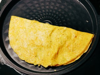 14、胡萝卜鸡蛋饼,对折。