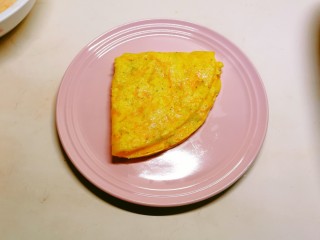 15、胡萝卜鸡蛋饼,再对折出锅。