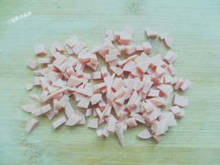 2、干炸蔬菜豆腐丸,火腿肠切成小丁