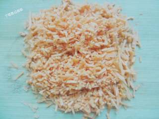 3、干炸蔬菜豆腐丸,胡萝卜去皮切成小丁