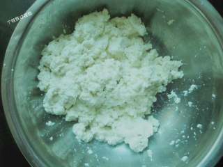 4、干炸蔬菜豆腐丸,豆腐压碎