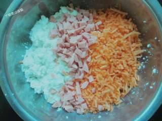 5、干炸蔬菜豆腐丸,把豆腐、火腿肠。胡萝卜放在盆里