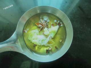 6、干炸蔬菜豆腐丸,准备一勺油，放入八角、花椒、葱姜，烧热油扔掉香料