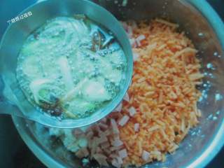 7、干炸蔬菜豆腐丸,把热油浇在馅料上，香料是不要的