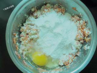 8、干炸蔬菜豆腐丸,放入鸡蛋，淀粉，盐，胡椒粉，用筷子朝一个方向搅匀，备用