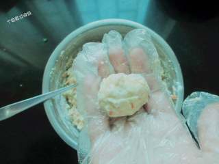 10、干炸蔬菜豆腐丸,用手把食材揉成丸子状
