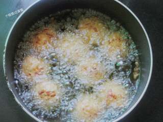 12、干炸蔬菜豆腐丸,锅中放油，烧热后下丸子