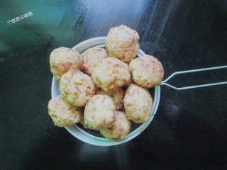 13、干炸蔬菜豆腐丸,炸至金黄捞出控油