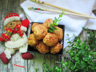 14、干炸蔬菜豆腐丸,然后装盘食用