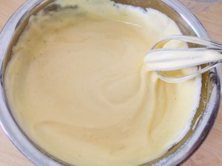 9、电饭煲蛋糕,搅拌均匀。
