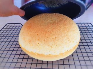 16、电饭煲蛋糕,手动脱出来即可。