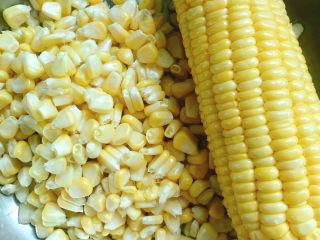 1、玉米肉末粥,准备好玉米