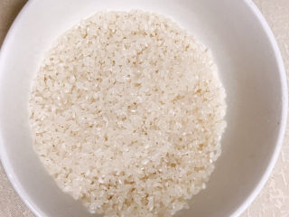 4、玉米肉末粥,淘洗干净