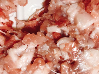 6、玉米肉末粥,猪肉剁成碎末