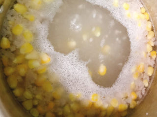 12、玉米肉末粥,烧开后，调成中小火压15分钟。