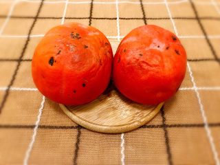 1、柿子饼,准备熟柿子2个