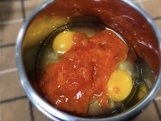 4、柿子饼,柿子肉倒入鸡蛋中