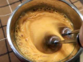 5、柿子饼,用电动打蛋器快速搅打约3分钟，搅打至泡沫丰富即可