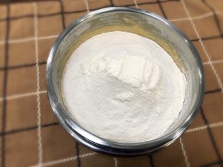 7、柿子饼,筛入低筋面粉