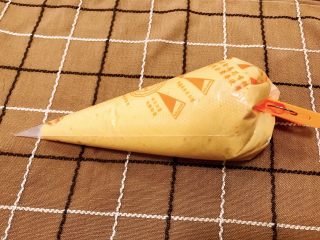 9、柿子饼,装入裱花袋备用