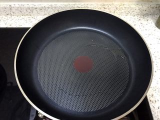 10、柿子饼,开火，平底锅涂少许玉米油