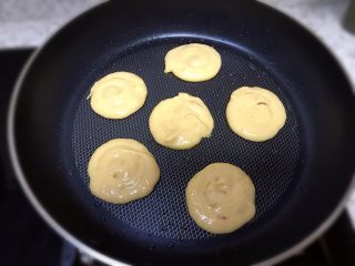 11、柿子饼,挤入一个个小饼，尽量薄一些，全程小火