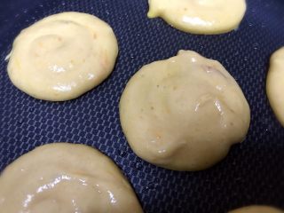 12、柿子饼,看到表面有许多小气泡冒出就可以翻面了，大约需要两三分钟，注意观察