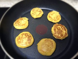 14、柿子饼,翻面后大约再煎两三分钟，翻一个看看两面均呈黄亮色即可