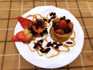 18、柿子饼,摆上草莓????，再洒上些干果，随意挤上些蜂蜜