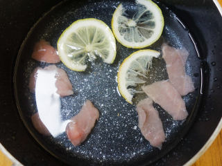 4、6个月以上辅食猪肉米糊做法,将猪肉加一点点水加入柠檬浸泡15-30分钟，如果是刮的肉就用一个密的漏勺直接筛出来就可以