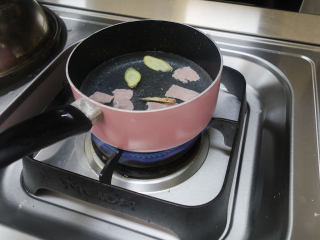 6、6个月以上辅食猪肉米糊做法,上锅煮