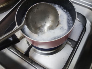 7、6个月以上辅食猪肉米糊做法,将浮末撇掉