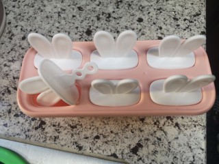 3、宝宝无糖奶酪棒,准备模具我用的是给宝宝做雪糕的模具,你也可以买专业奶酪棒模具。休息模具要干净无水。