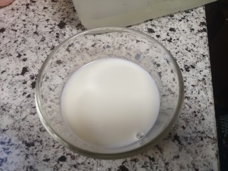 5、宝宝无糖奶酪棒,准备出250毫升的牛奶备用