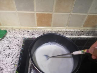 9、宝宝无糖奶酪棒,搅拌均匀,让牛奶和芝士融为一体