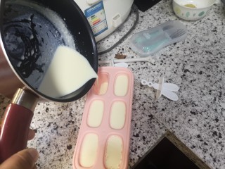 15、宝宝无糖奶酪棒,倒入奶酪液