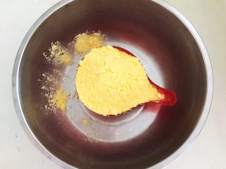 1、宝宝健康食谱  黄金小窝头,细玉米面300克