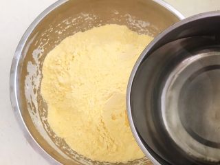 2、宝宝健康食谱  黄金小窝头,加入160ml开水烫面