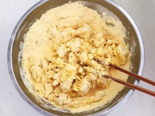 3、宝宝健康食谱  黄金小窝头,一边倒水一边搅拌，余下的干面再加入100ml冷水和面