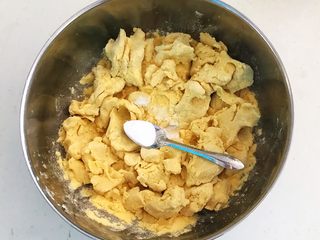 4、宝宝健康食谱  黄金小窝头,加入3克小苏打