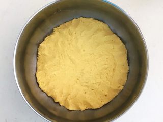 5、宝宝健康食谱  黄金小窝头,揉成光滑的面团